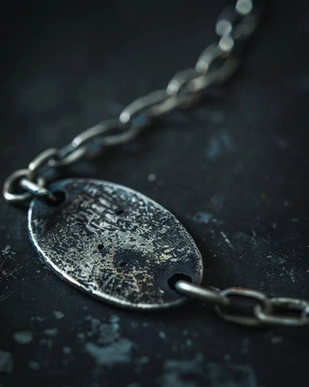 Un bijou en argent noircit., Avignon, Or & Vintage